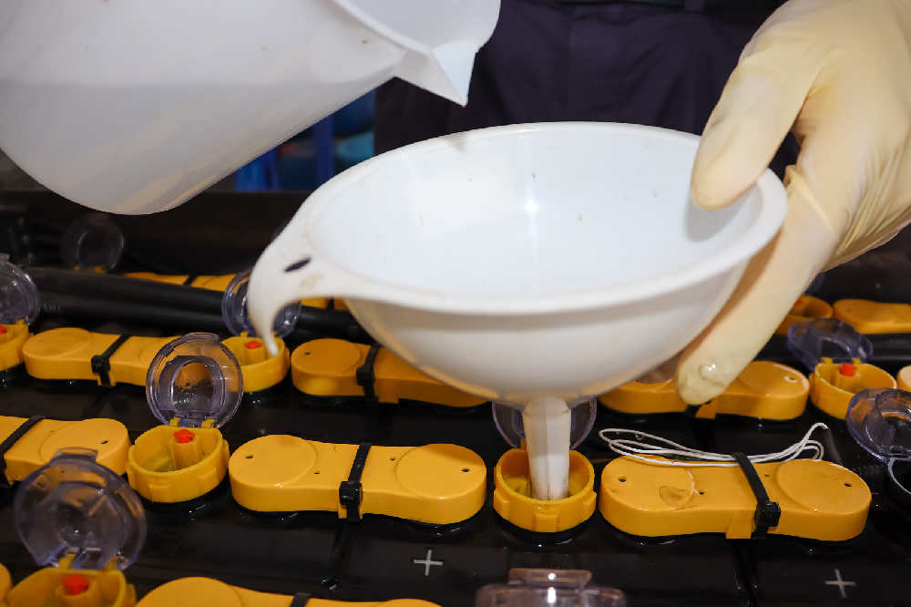 電瓶加水過多怎么補救？如何正確加水？